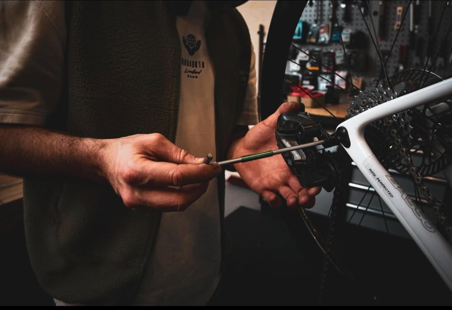 Cords Cycles Mechaniker stellt ein Schaltwerk ein