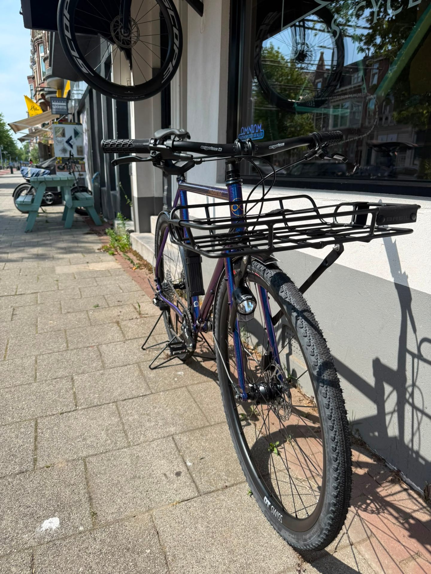 Vorderseite mit Pizza-Rack und Dynamo